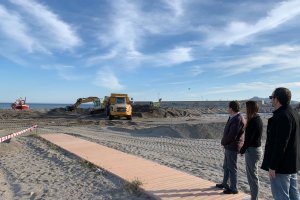 Autoridades municipales supervisando los trabajos.