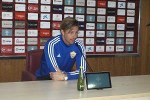 El técnico del Almería en sala de prensa.