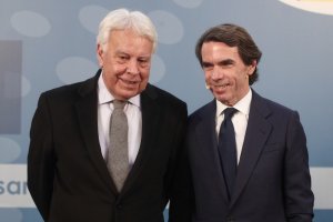 Los expresidentes del Gobierno Felipe González y José María Aznar, en un debate cara a cara.