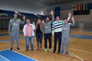 Foto de familia para presentar el partido contra Teruel.