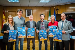 Alcalde y concejales junto a José Luis Pérez y un componente de Compro Oro.