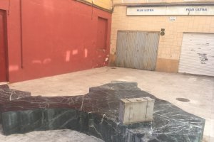 En la plaza  solo ha quedado la maleta del emigrante hasta ser reemplazado por otro