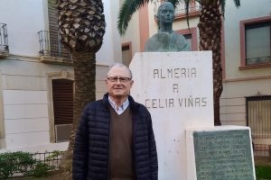 Francisco Galera junto al busto de Celia Viñas de la Plaza Bendicho.