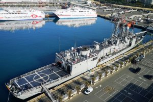 La fragata Santa María atracaba en la mañana de ayer en el Muelle de Levante del Puerto de Almería.