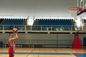 ALICIA GONZÁLEZ MARCO, tirando a canasta en el pabellón Moisés Ruiz de Almería.