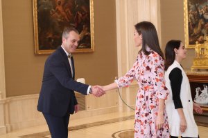 La reina saluda al voluntario que lleva la pajarita de cristal almeriense.