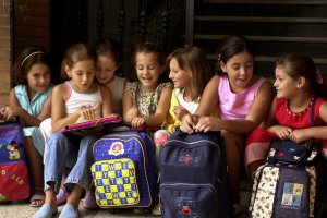 Un grupo de niñas a las puertas de un colegio andaluz. La voz