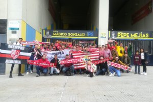 Los seguidores del Almería antes de entrar al Carranza.