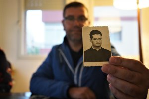 Jesús Gómez muestra una foto de Emilio Muñoz que le entregó su madre tras la muerte del cura en 2016.