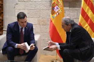 Sánchez y Torra dialogan en un encuentro.