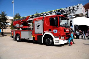 La jornada comenzaba con una exhibición de rescate en altura.