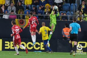 Una jugada del Cádiz-Almería.