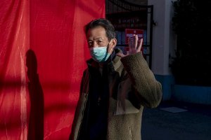 Imagen de archivo de un ciudadano con mascarilla.