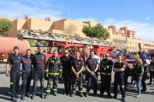 Los bomberos participantes en la jornada de Puertas Abiertas junto al jefe accidental.
