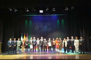 Foto de familia de autoridades y galardonados.