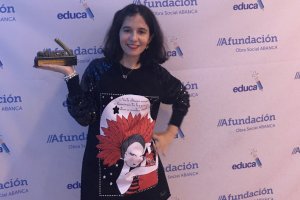 Aurora Soto, el sábado en Santiago de Compostela con el galardón que recogió por su labor docente.