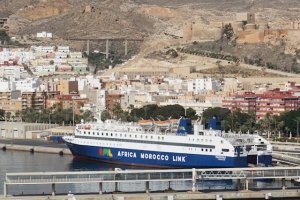 Un ferri estacionado en el puerto de Almería.