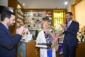 La farmacéutica María Rosa Morales, tras recibir el homenaje.