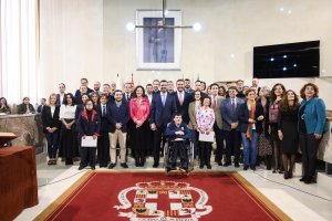 Foto de familia tras el acto celebrado este lunes en el Ayuntamiento de Almería.