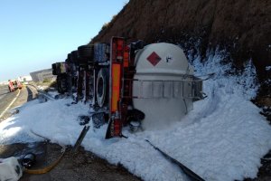 Los bomberos cubrieron de espuma el camión.