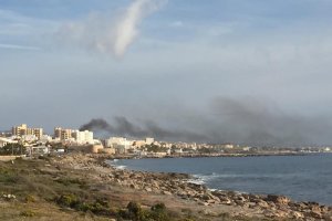Vista de general de Garrucha con el humo proveniente del fuego. Foto: Helen Dolby - Facebook.