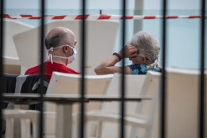 Dos de los aislados día atrás en un hotel de Tenerife al detectarse un caso de coronavirus.