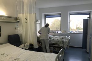 Una enfermera trabaja en un hospital.