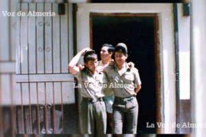 La puerta del establecimiento parecía una prolongación del cuartel de los soldados.