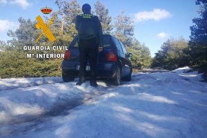 El vehículo estaba completamente cubierto de nieve.