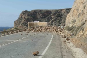 Rocas sobre la calzada de la carretera.