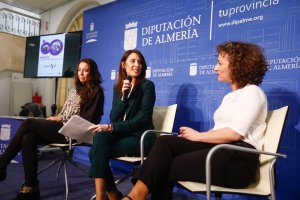 Marga López, Carmen Belén López y Mar galera en la presentación de actividades del 8M.