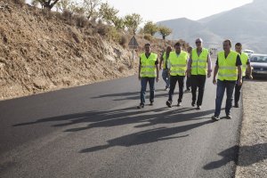 visita del presidente y el diputado de Fomento a una de las carreteras provinciales, en una imagen de archivo.