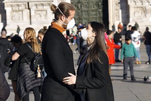 Una pareja con mascarillas en Pisa.