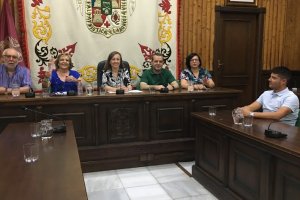 López y Meca, primero y segunda por la izquierda, junto a la alcaldesa.