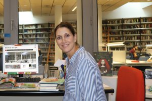 La concejala de Cultura, Julia Ibáñez, en la biblioteca de El Ejido.