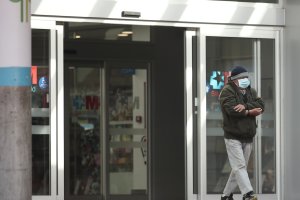 Un hombre con mascarilla camina por las zonas exteriores del Hospital de Torrejón.
