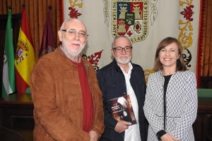 El autor del libro (centro) junto a la alcaldesa de Huércal-Overa, Francisca Fernández, y el concejal de Urbanismo, Jose López.