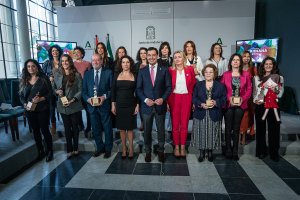 Foto de familia de Moreno con todos los premiados.