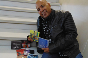 Díaz Pimienta con una selección de sus discos favoritos. (Foto: Carmen K. Salmerón).