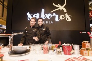 David Bisbal y Pepe Rodríguez, en el expositor de Sabores Almería en el Salón de Gourmets 2018.