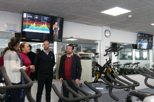 Visita a la nueva sala operativa en la piscina municipal.
