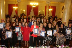 Galardonadas junto al alcalde, la Corporación Municipal y representantes institucionales.