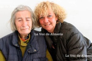 Dolores Salmerón, más conocida como Lola ‘la de los gatos’, no puede aguantar las lágrimas cuando recibe la visita de la gente de su barrio.