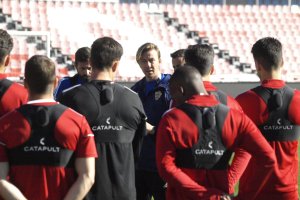 Guti hablando con la plantilla en el Mediterráneo.