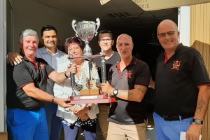 Británicos de Turre junto al alcalde y Marisa, tras la celebración de un torneo.