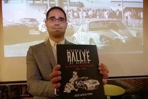 José García Ferri con su libro.