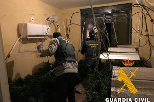 Agentes de la Guardia Civil durante la operación.