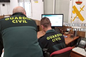Imagen de dos guardias civiles en su puesto de trabajo.