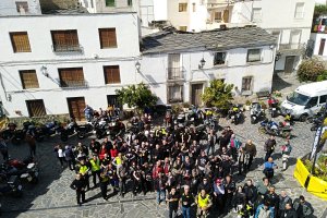 Más de cien moteros abarrotaron la plaza de Velefique.