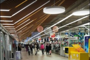 Imagen del interior del centro comercial en el que se encuentra la administración de lotería.